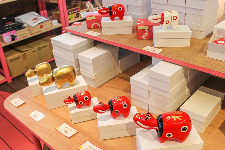 【ふくしまの新店PICK UP！】たくさんの赤べこに囲まれた楽しいスポット！